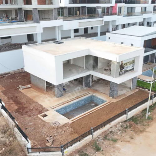 Şirinköy'de Satılık Lüks Havuzlu Villa Bahçeşehir Koleji Yanında